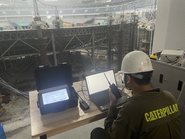 16时,专用电路刘菁昊在厦门项目现场暴雨等恶劣条件下,经历三天近60小时将水平看台试验段下放成功。.jpg 16时,专用电路刘菁昊在厦门项目现场暴雨等恶劣条件下,经历三天近60小时将水平看台试验段下放成功。.jpg