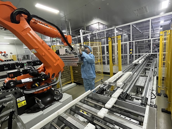 凌晨1点,专用电路事业部程凯在方型电芯注液车间对注液下料机器人手爪进行维护.jpg 凌晨1点,专用电路事业部程凯在方型电芯注液车间对注液下料机器人手爪进行维护.jpg