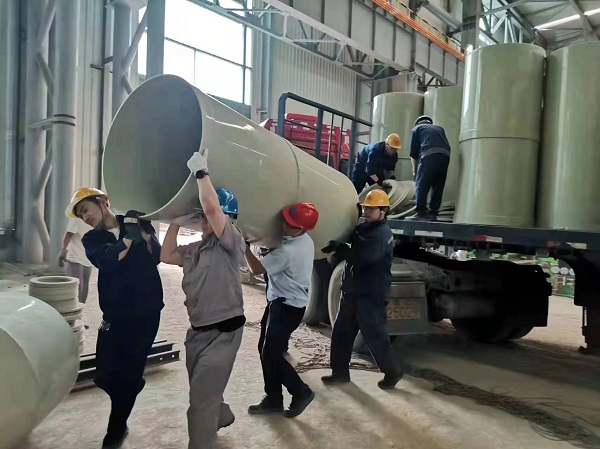 8时,冶金事业部王思远带队的唐山脱脂线机组协助甲方和厂家卸货。.jpg 8时,冶金事业部王思远带队的唐山脱脂线机组协助甲方和厂家卸货。.jpg