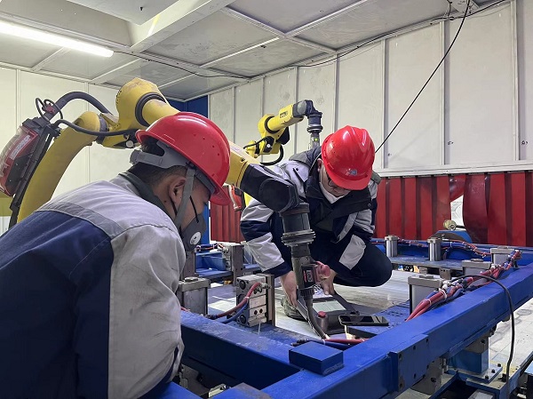 14点,江苏长江智能制造研究院有限责任公司秦拓、王豪在无锡现场进行新能源电池托盘焊接项目的设备安装及调试工作.jpg 14点,江苏长江智能制造研究院有限责任公司秦拓、王豪在无锡现场进行新能源电池托盘焊接项目的设备安装及调试工作.jpg