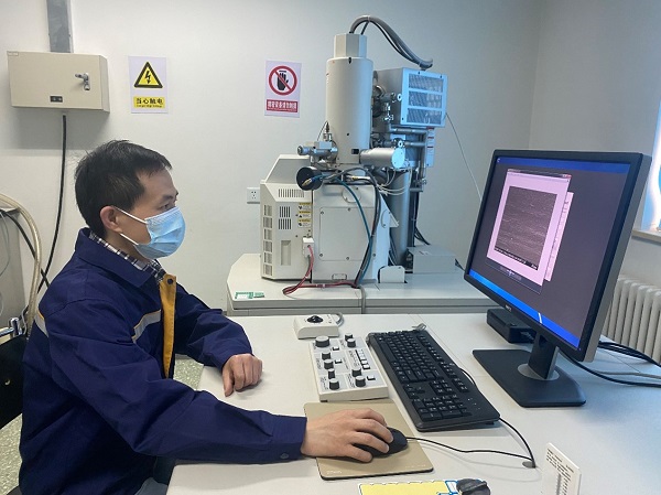 10时,电物理事业部杨文军对轴承表面改性处理后进行检测分析。.jpg 10时,电物理事业部杨文军对轴承表面改性处理后进行检测分析。.jpg