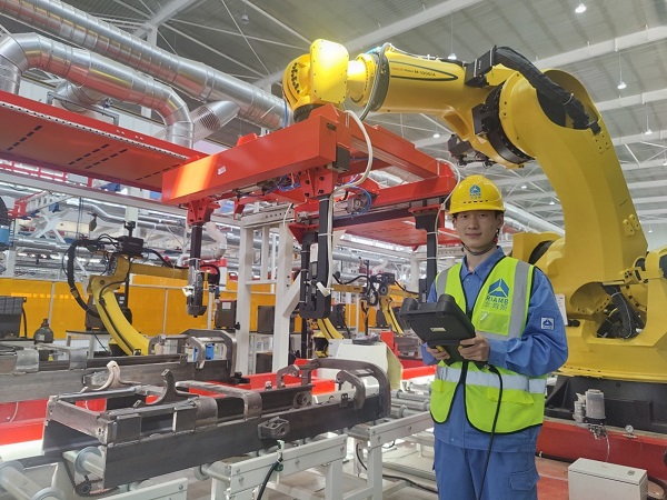 11时,机器人事业部张鸿杰在徐州外门架焊接生产线项目现场进行门架焊接工艺调试.jpg 11时,机器人事业部张鸿杰在徐州外门架焊接生产线项目现场进行门架焊接工艺调试.jpg