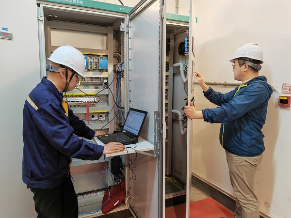 9时,自控事业部陈金源、薛翔宇在三峡泄洪坝段深孔605#泵房进行设备调试,对自主可控PLC进行信号对点及逻辑功能测试。.jpg 9时,自控事业部陈金源、薛翔宇在三峡泄洪坝段深孔605#泵房进行设备调试,对自主可控PLC进行信号对点及逻辑功能测试。.jpg
