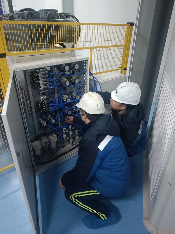 1. 天津,自控事业部窦增涛、赵强磊正在BOPA成套装置及服务采购项目上进行调试.jpg 1. 天津,自控事业部窦增涛、赵强磊正在BOPA成套装置及服务采购项目上进行调试.jpg