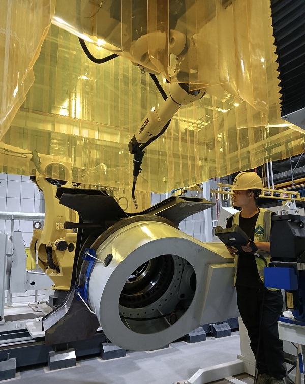 5. 山西太原,机器人事业部赵海如在挖焊接生产线上进行焊接工艺调试.jpg 5. 山西太原,机器人事业部赵海如在挖焊接生产线上进行焊接工艺调试.jpg